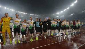 Singin in the rain: Die Spieler von Borussia Mönchengladbach feiern im verregneten Rom einen glücklichen Punktgewinn gegen die AS.