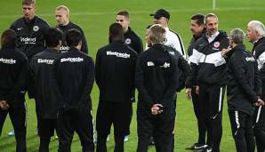 Lagebesprechung: Eintracht-Trainer Adi Hütter schwört seine Mannschaft auf das Europa-League-Spiel gegen Standard Lüttich ein.