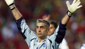 Tor - ANTONIOS NIKOPOLIDIS (Panathinaikos Athen). Der "George Clooney" der Torhüter kassierte in der K.o.-Runde der EM keinen einzigen Treffer. Wechselte nach der EM zu Olympiakos und arbeitete später unter anderem als U21-Nationalcoach der Griechen.