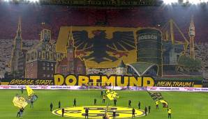 Im Vordergrund stehen die wichtigsten Gebäude Dortmunds. MIt dabei natürlich das Stadion Rote Erde und dahinter das Westfalenstadion oder der Turm der Stahlwerke Hoesch. Auf einem Banner steht: "Große Stadt, Dortmund, mein Traum!"