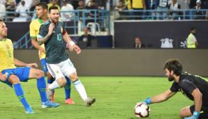 Lionel Messis Schuss wird von Brasiliens Keeper Alisson pariert.