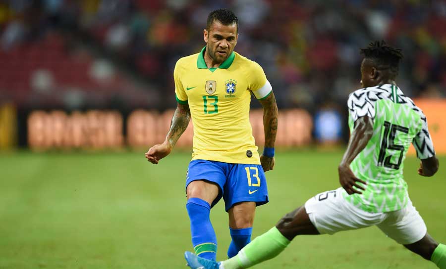 Zehn Platzverweise: Dani Alves (FC Sao Paulo) - viermal glatt Rot.