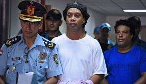 Ronaldinho sitzt immer noch hinter Gittern.