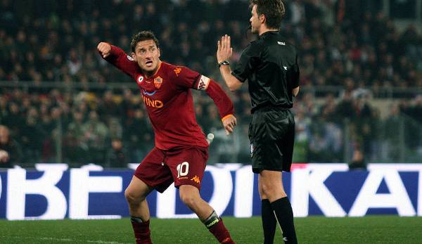 Francesco Totti: 16 Platzverweise. Holte sich 15 Rausschmisse im unermüdlichen Einsatz für seine Roma ab, keinen davon übrigens, weil er einen Schiedsrichter verprügelte.