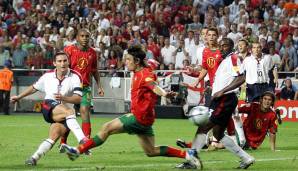 24. Juni 2004: Das EM-Halbfinale zwischen Portugal und England ist das beste Spiel des Turniers. Den frühen Führungstreffer durch Owen gleicht Postiga aus, in der Verlängerung geht Portugal in Führung, ehe Lampard in der 115. Minute ausgleicht.