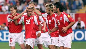Johan Vonlanthen lässt sich für sein Tor bei der EM 2004 feiern.
