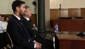 Vater und Sohn sollen mittels Scheinfirmen zwischen 2007 und 2009 Steuern in Höhe von insgesamt 4,16 Millionen Euro hinterzogen haben. Messi wies jede Schuld von sich: "Ich habe Dinge unterschrieben, aber ich schaue nie auf die Verträge."