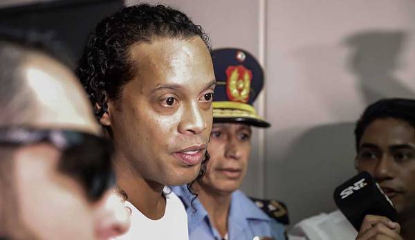 Bereits zuvor stand Ronaldinho in seinem Heimatland Brasilien mit der Justiz auf dem Kriegsfuß: Ende 2018 wurde ihm der Pass entzogen, weil er eine gegen ihn verhängte Strafzahlung über 2,2 Mio. Euro wegen Umweltschäden nicht geleistet hatte.