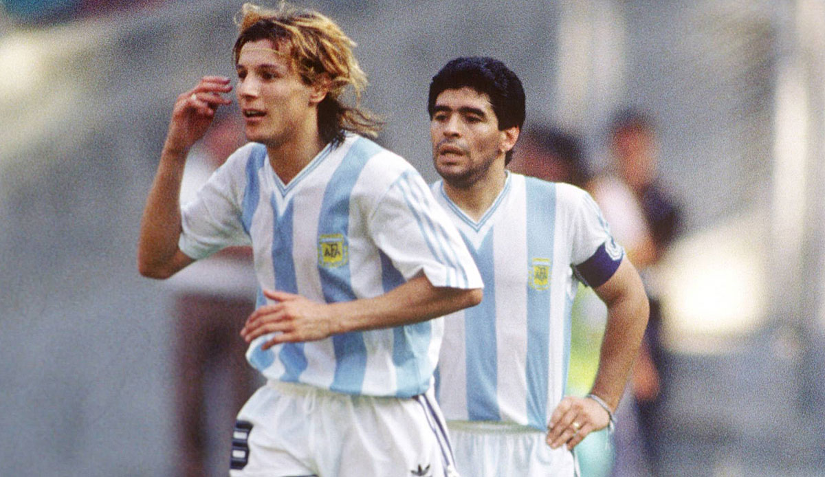 Argentiniens Stürmer-Legende Claudio Caniggia, der vor allem durch die WM 1990 bekannt wurde, muss sich aktuell vor Gericht verantworten. Der Grund: Seine Ex-Frau wirft dem 55-Jährigen offenbar eine Vergewaltigung und eine Morddrohung vor.