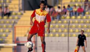 FALKO GÖTZ: Anfang der 90er Jahre durften die türkischen Klubs nur drei Ausländer beschäftigen. Selten waren es nur Abwehrspieler, aber Götz bildete mit Reinhard Stumpf ein tolles Abwehrduo bei Galatasaray und war später auch als Trainer im Gespräch.