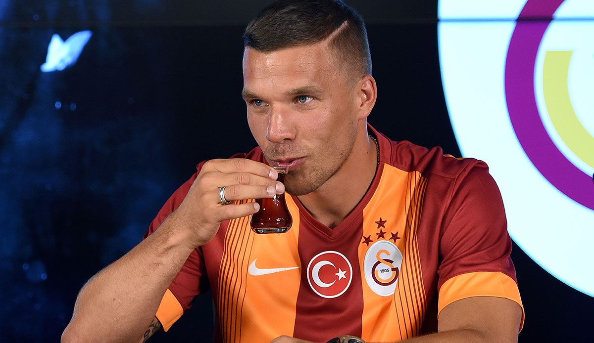 Besonders beliebt machte sich Podolski, weil er sich regelmäßig beim Çay-Trinken zeigte. Der Schwarztee ist den Türken heilig und wer ihn ehrt, wird geliebt. So auch Podolski, der 2020 über Antalyaspor in die Türkei zurückkehrte.