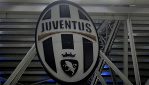 JUVENTUS TURIN: Bleiben wir zunächst in der Serie A und widmen uns einer der meistdiskutierten Logo-Veränderung der letzten Jahre. So sah das klassische Wappen von Juventus vor 2017 aus.