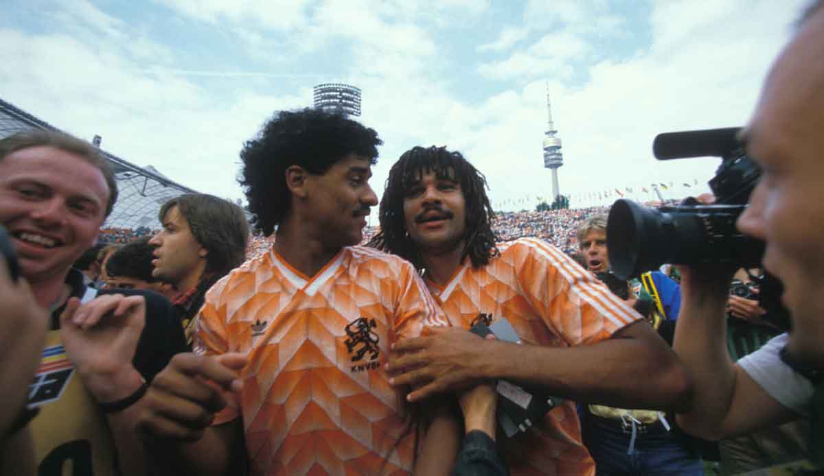 Frank Rijkaard (l.) und Ruud Gullit gewannen mit der niederländischen Nationalmannschaft 1988 die EM in Deutschland. Ihre Väter spielten einst in Suriname Fußball, ehe sie gemeinsam in die Niederlande auswanderten.