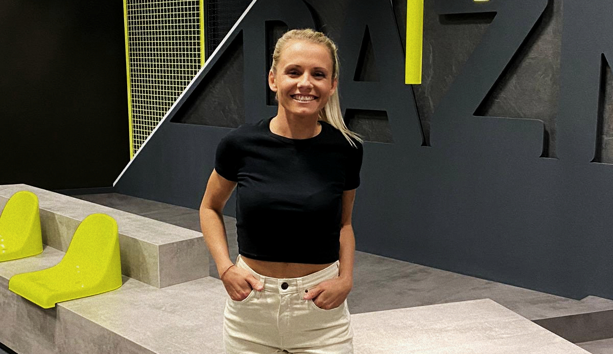 Julia Simic arbeitet für DAZN als Expertin für den Fußball der Frauen - beispielsweise in Formaten wie "Decoded".