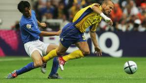 So auch Star-Verteidiger Panucci, der nach einem 0:0 zum Auftakt der EURO 2004 gegen Dänemark die Socken beschuldigte: An der Sohle seien sie "zu rau" gewesen und Francesco Totti sagte, man hätte auf "glühendem Sand" gespielt.