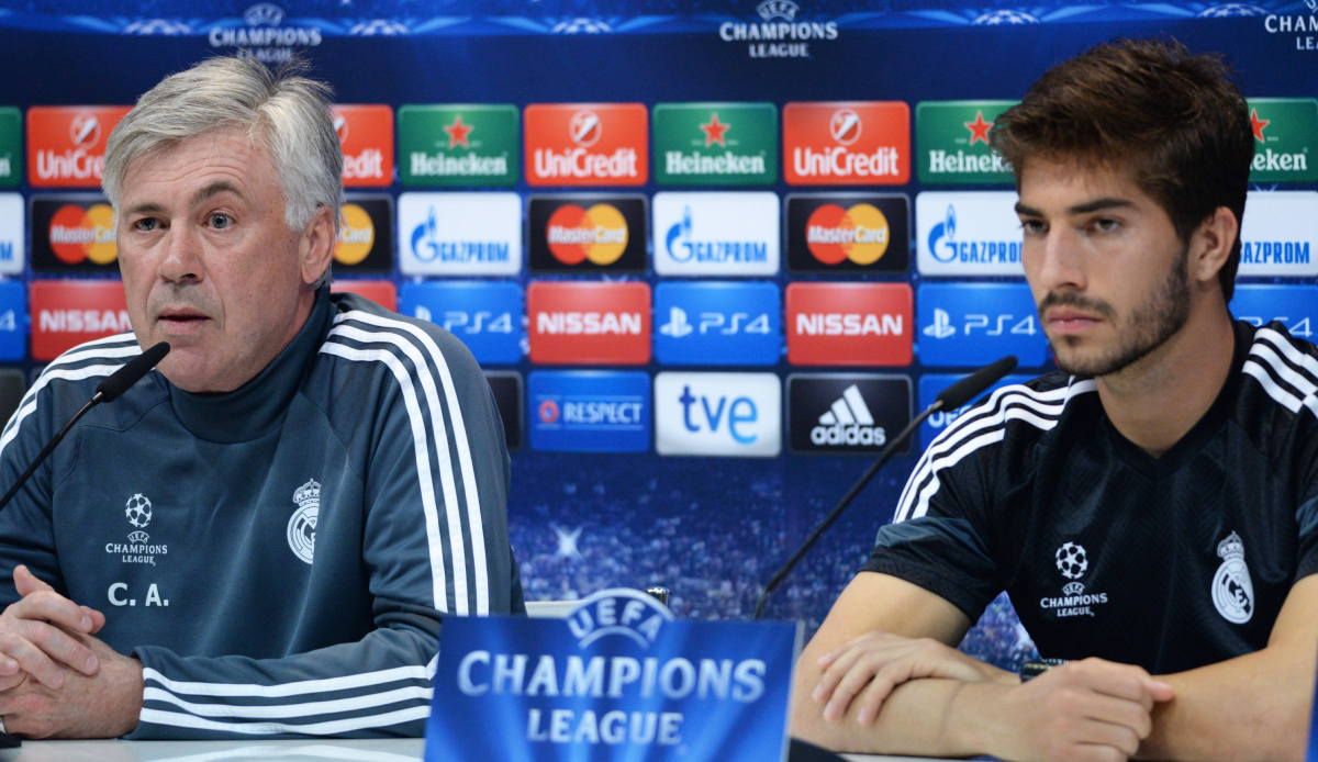 Carlo Ancelotti und Lucas Silva auf einer Pressekonferenz im Rahmen eines Champions-League-Spiels mit Real Madrid.