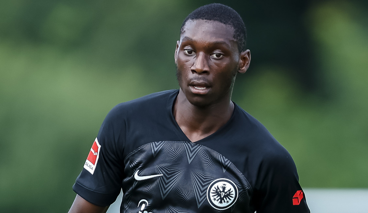 RANDAL KOLO MUANI: Wie Sport1 berichtet, ist im Vertrag des Neuzugangs von Eintracht Frankfurt keine Ausstiegsklausel verankert. Der 23-Jährige kam im Sommer ablösefrei vom FC Nantes zu den Hessen.