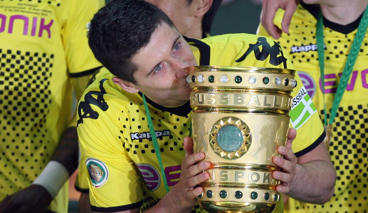 Eines der besten Spiele, das die Dortmunder je gemacht haben - mit einem überragenden Lewandowski, der drei Buden erzielte. Damit sicherte sich der BVB das erste Double der Vereinsgeschichte und Lewy den ersten von vier Pokalsiegen.