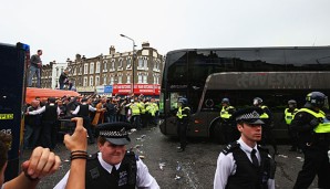 Fans blockierten dem Bus von Manchester den Weg