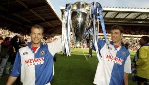 Alan Shearer (l.) und Chris Sutton bejubeln den Gewinn der Premier League im Mai 1995.
