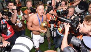 Im darauffolgenden Sommer holte Özil als Schlüsselspieler von Bundestrainer Joachim Löw mit der deutschen Nationalmannschaft den WM-Titel. Gleichzeitig wurde der gebürtige Gelsenkirchener als Musterbeispiel von Integration gefeiert.