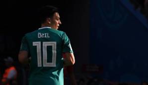 Knapp einen Monat nach dem Turnier meldete sich Özil mit einer in vier Kapitel unterteilten Abrechnung über seine sozialen Netzwerke zu Wort – und erklärte mit damals 29 Jahren seinen Rücktritt aus der deutschen Nationalmannschaft.