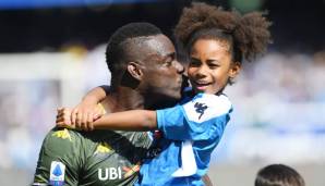 Mario Balotelli vor dem Spiel gegen Napoli mit seiner Tochter auf dem Arm.
