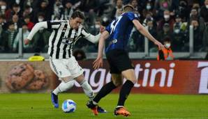 Juve Angreifer Dusan Vlahovic versucht sich gegen Inters Verteidiger Milan Skriniar durchzusetzten.