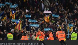 Die Fans ergriffen mit zwei riesigen Bannern mit der Aufschrift "#SpainSitAndTalk" und "Freedom" Partei für die Separatisten, im Stadion wurden Tausende katalanische Fahnen geschwenkt.