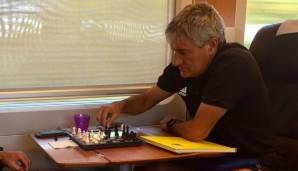 Schach ist eine große Leidenschaft von Setien. Er spielte sogar schonmal gegen die ehemaligen Schach-Weltmeister Anatoli Karpov und Gary Kasparov.