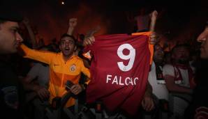 Und dann kam "El Tigre": Falcao wurde wie ein Heiland empfangen. Der Stürmer löste eine echte Pyro-Party aus.