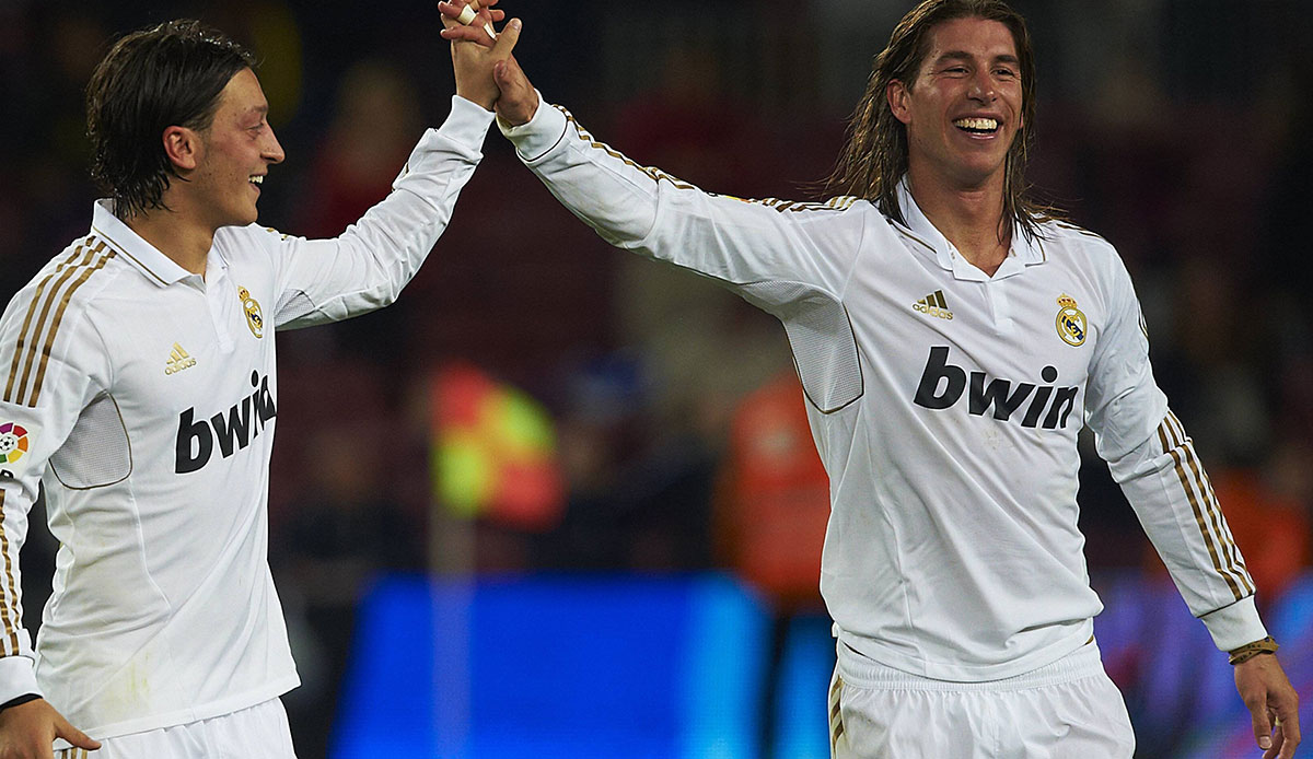 PLATZ 11 – SERGIO RAMOS: 126 Spiele in drei Jahren genügten, um eine echte Männer-Freundschaft entstehen zu lassen. Özil sagte über Ramos, dass er "wie ein großer Bruder" wurde. Ramos bekam auch Özils letztes Trikot bei Real Madrid.