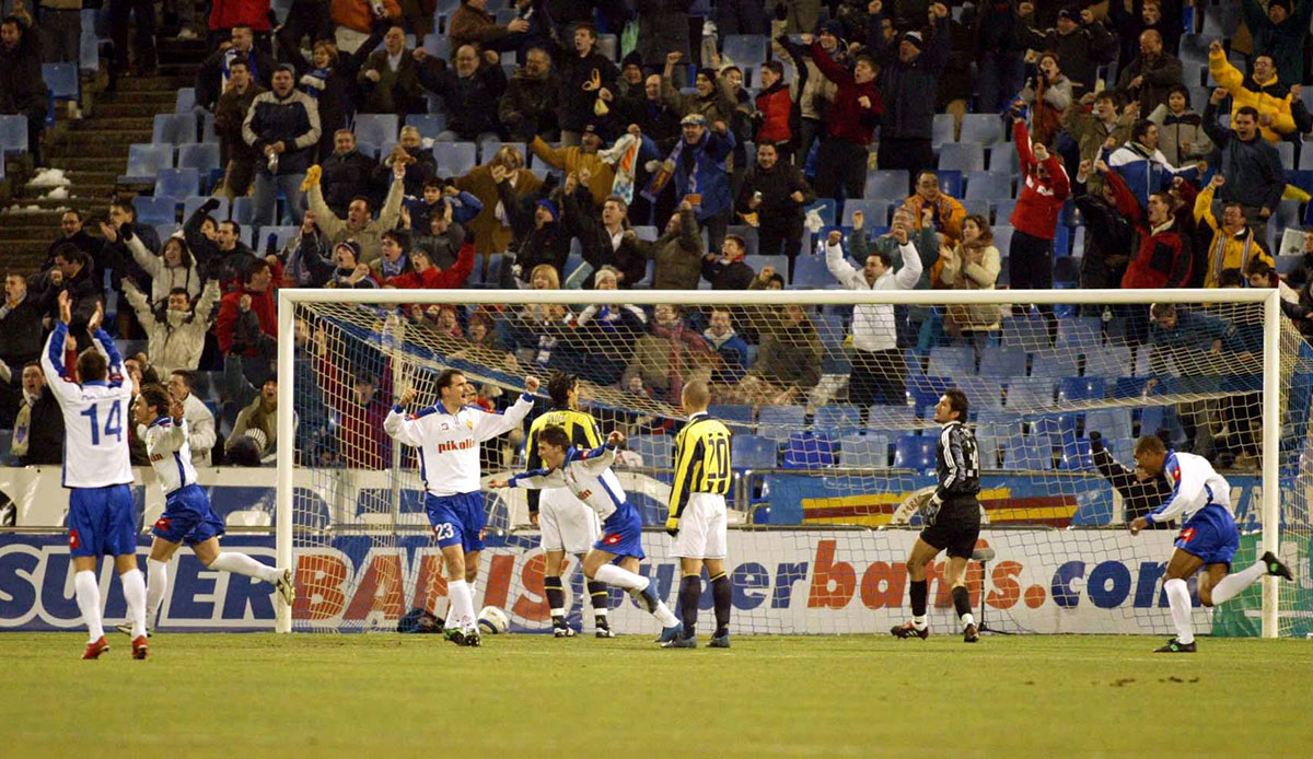 2005 traf Fenerbahce im UEFA-Pokal auf Real Saragossa und sah nach dem 0:1 in Hinspiel auch in Spanien kein Land. Serhat Akin, auch damals im Kader, erzählt: "Wir saßen in der Halbzeit in der Kabine, als plötzlich der Präsident hereinkam."