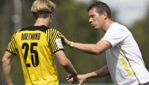 Mike Tullberg (r.), U19-Trainer beim BVB, im Austausch mit Julian Rijkhoff.