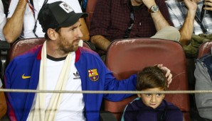 Lionel Messi und sein Sohn Thiago bei einem Spiel des FC Barcelona.