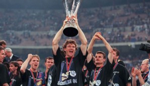 Bis heute der größte Erfolg der Schalker Vereinsgeschichte: Die Knappen holen den UEFA Cup in Mailand. Das Team macht bei den Feierlichkeiten den Anfang