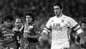 Geboren nahe Marseille, war Eric Cantonas erste Station als Profi AJ Auxerre - 1988 kehrte er aber heim und spielte fortan für Olympique Marseille. Mit OM gewann er zweimal den französische Meistertitel.