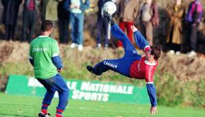 Bereits 1987 debütierte er in der französische Nationalmannschaft, wo er im Training Fallrückzieher übte.