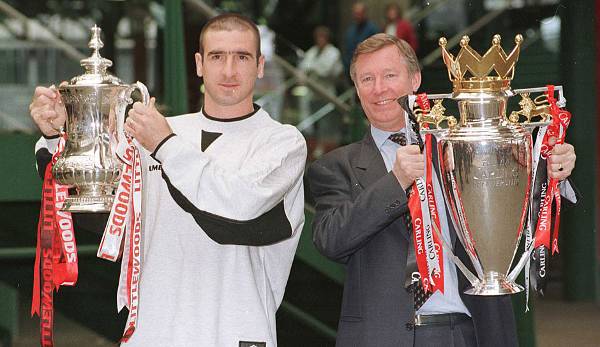 Geschätzt wurde er auch von Trainer Sir Alex Ferguson: Hier posiert das Duo mit den Double-Trophäen von 1995/96.
