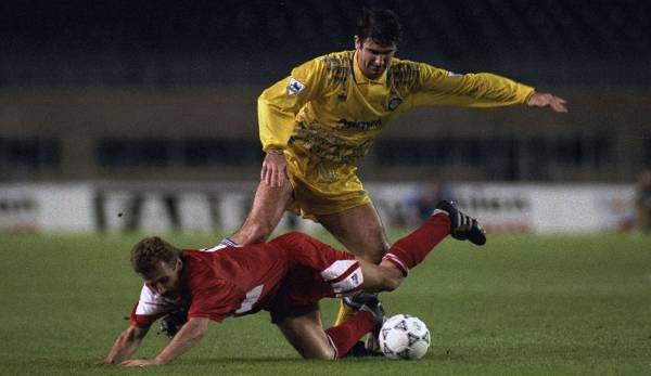 1992 wechselte Cantona auf die Insel zu Leeds United und traf mit den Engländern in der ersten Europapokal-Runde auf Stuttgart. VfB-Trainer Christoph Daum unterlief sein legendärer Wechsel-Fehler, Leeds stieg auf.