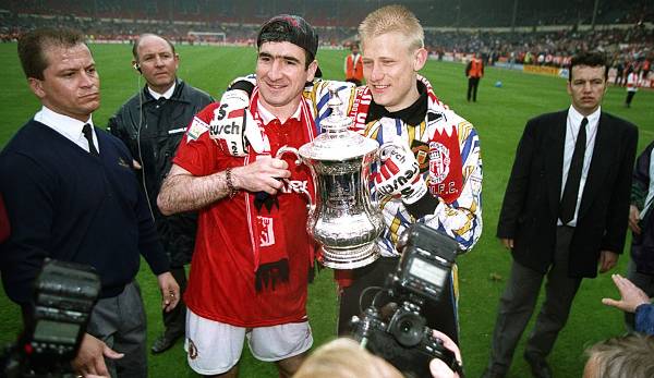 1993 gewann er mit United die Meisterschaft, hier feiert er mit Tormann Peter Schmeichel den Sieg im FA Cup 1994. United besiegte Chelsea mit 4:0.