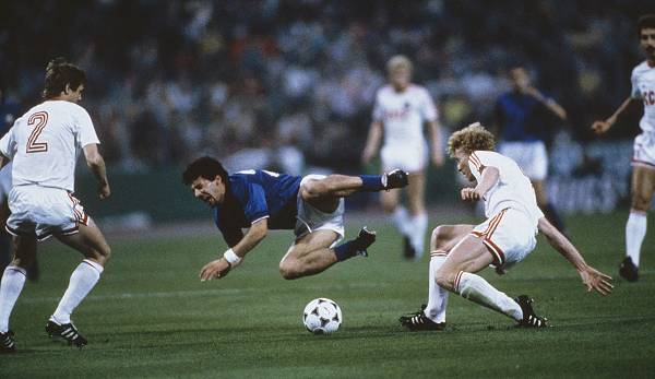 Bei der EM 1988 in Deutschland stand wieder die Nationalmannschaft im Fokus: Oleh Kusnezow (rechts im Bild) und Co. gewannen das Halbfinale gegen Italien mit 2:0 ...