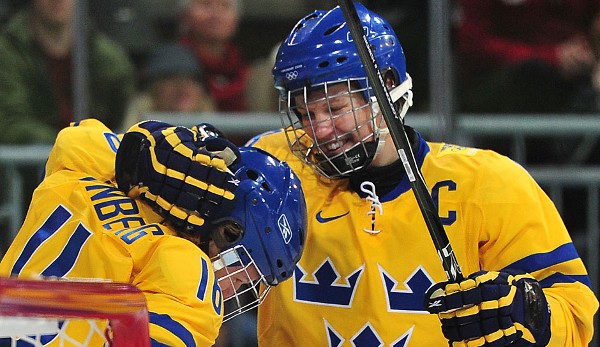Die schwedischen Eishockeynationalspielerinnen Erika Holst (r.) und Ylva Lindberg gaben 2006 bekannt, ein Paar zu sein. Gemeinsam ergatterten sie zwei Olympiamedaillen
