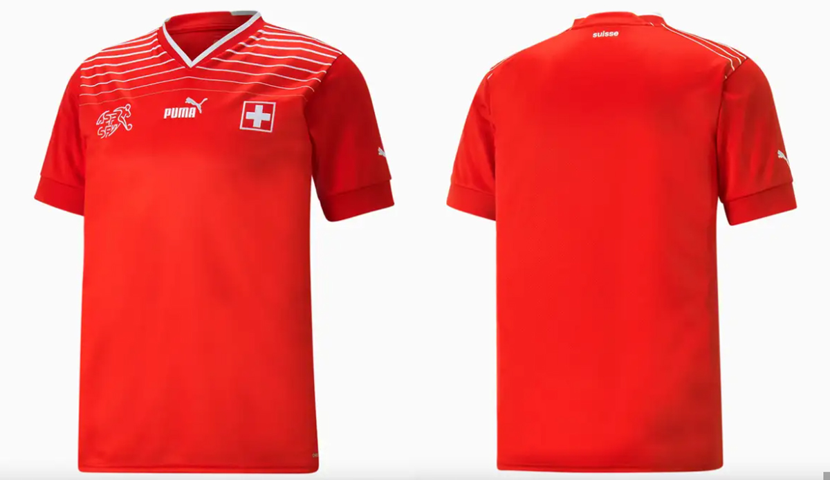 SCHWEIZ (Heimtrikot): Die Schweizer sind eine weitere Mannschaft, die sich beim Design von Puma von Trikots aus der Vergangenheit hat inspirieren lassen. Auf der oberen Rückseite befindet sich eine kleine "Suisse"-Naht.
