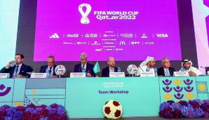 WM-Workshop am Montag in Doha u.a. mit Arsene Wenger (3.v.l.) und WM-OK-Geschäftsführer Nasser al-Khater (3.v.r.).
