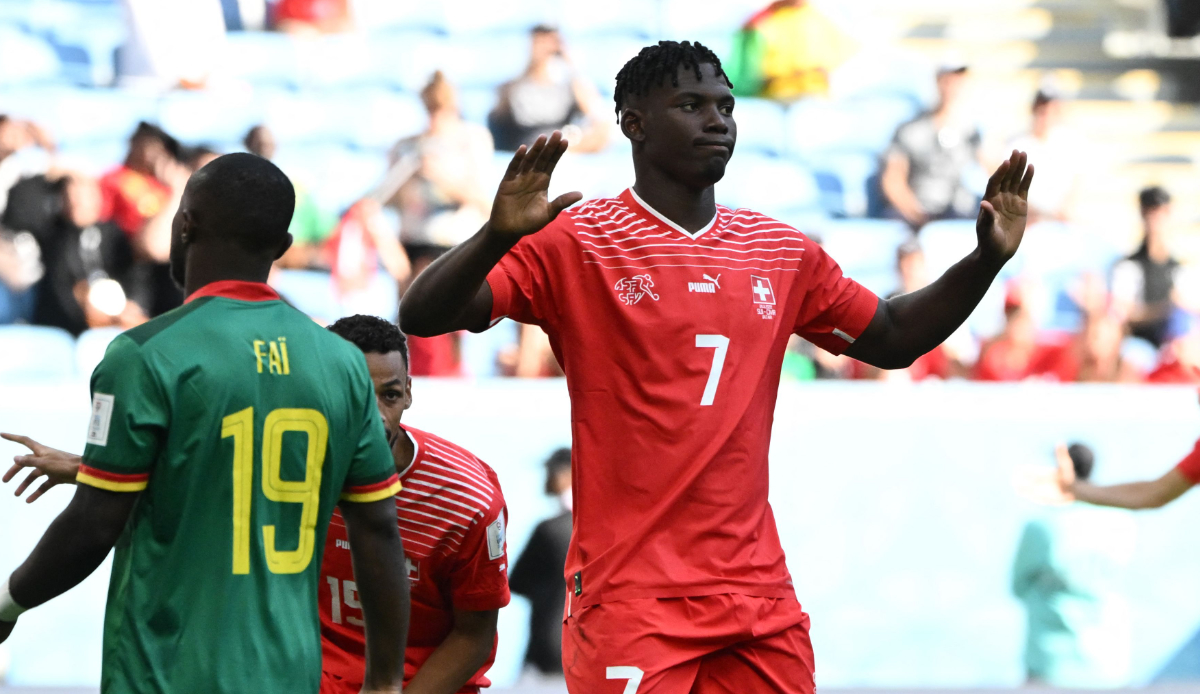 Der Torschütze und gebürtige Kameruner Breel Embolo verweigert aus Respekt seinen Jubel nach dem 1:0.
