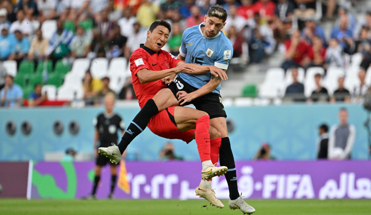 Robust zur Sache gehen die Uruguayer um Real Madrids Fede Valverde gegen Südkorea.