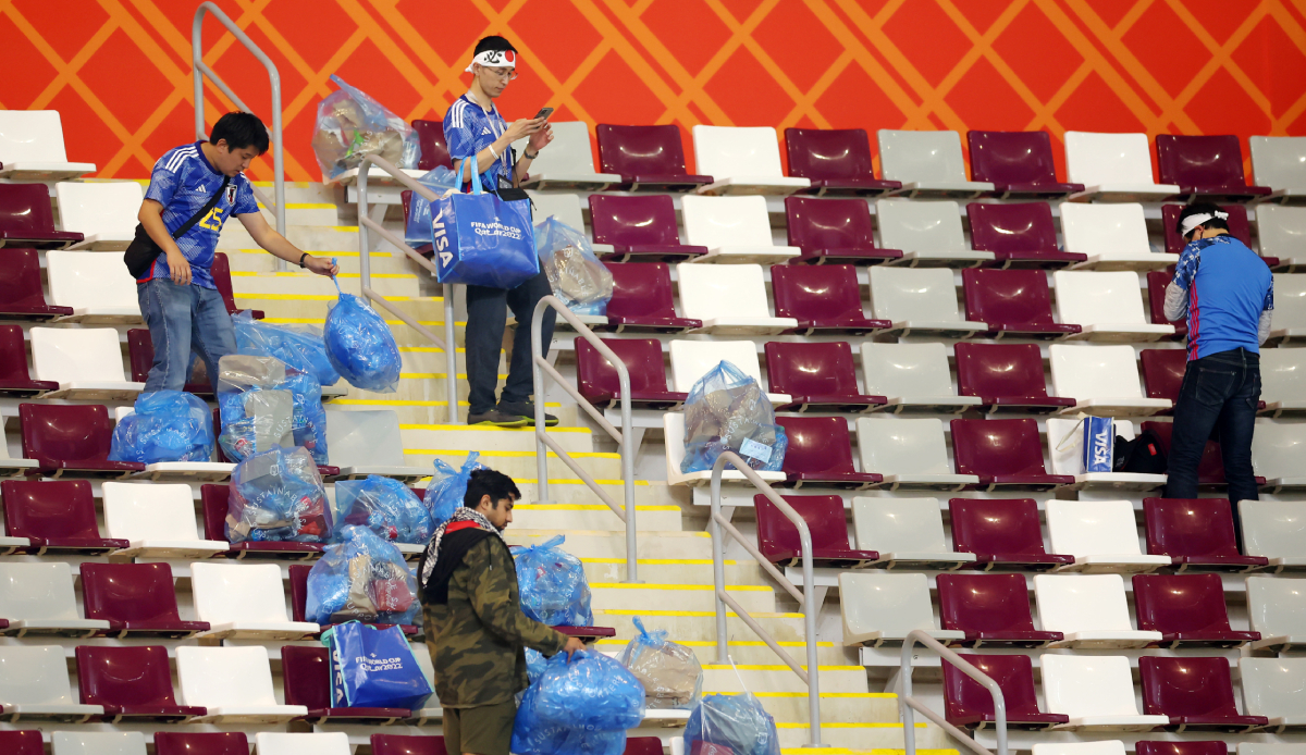 Auch bei der Weltmeisterschaft 2022 in Katar räumen die Fans von Japan wieder ihren eigenen Müll auf.