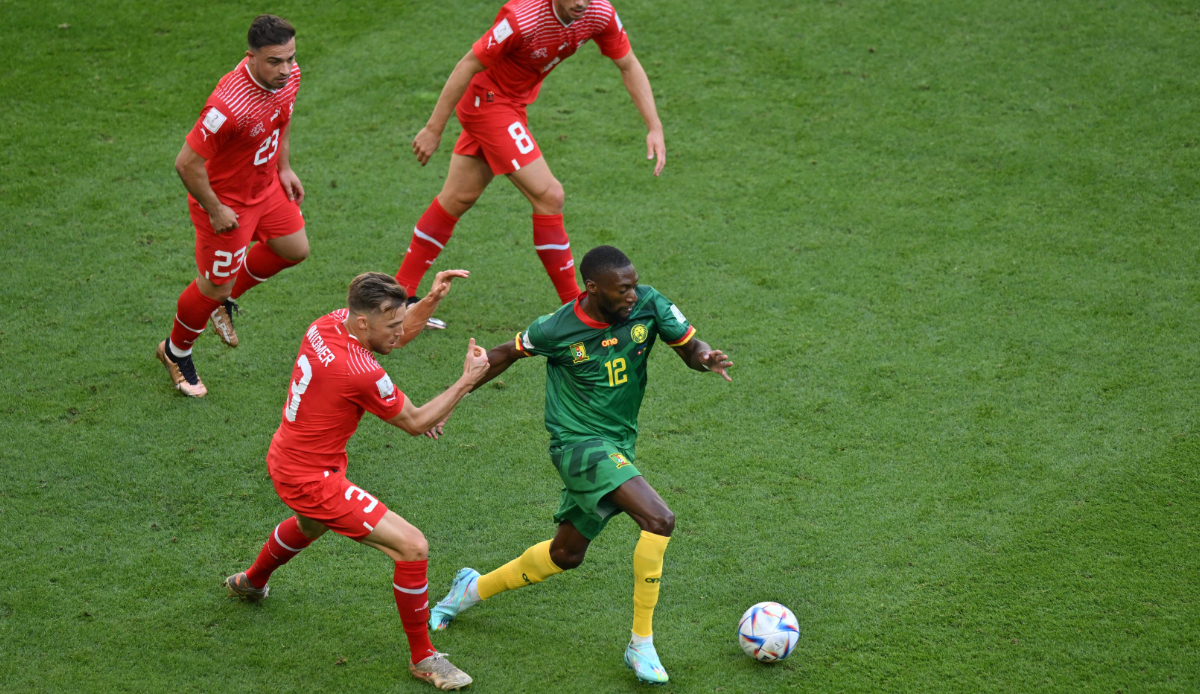 Kameruns Toko Ekambi enteilt mit seiner enormen Geschwindigkeit immer wieder der schweizer Defensive.