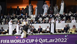 Scheich Tamim bin Hamad al-Thani hält eine Rede auf der Tribüne der großen Namen dieser WM, wenn man so möchte. Auch FIFA-Präsident Gianni Infantino sitzt dort.
